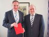 Der Innenminister von Baden-Württemberg Reinhold Gall mit dem SPD-Landtagskandidaten Egon Beck